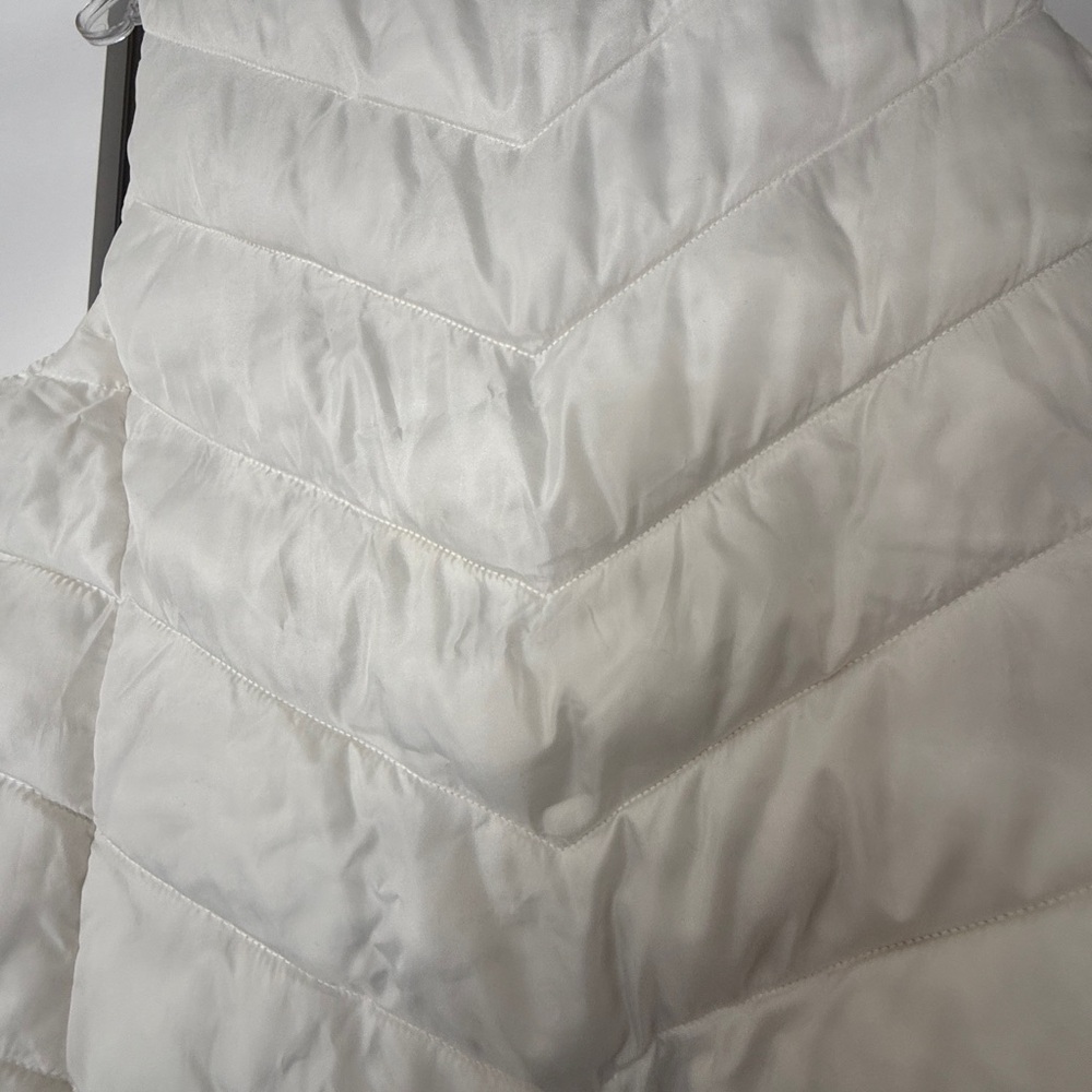 SO White Quilted Puffer Vest - Medium - Picture 5 of 13